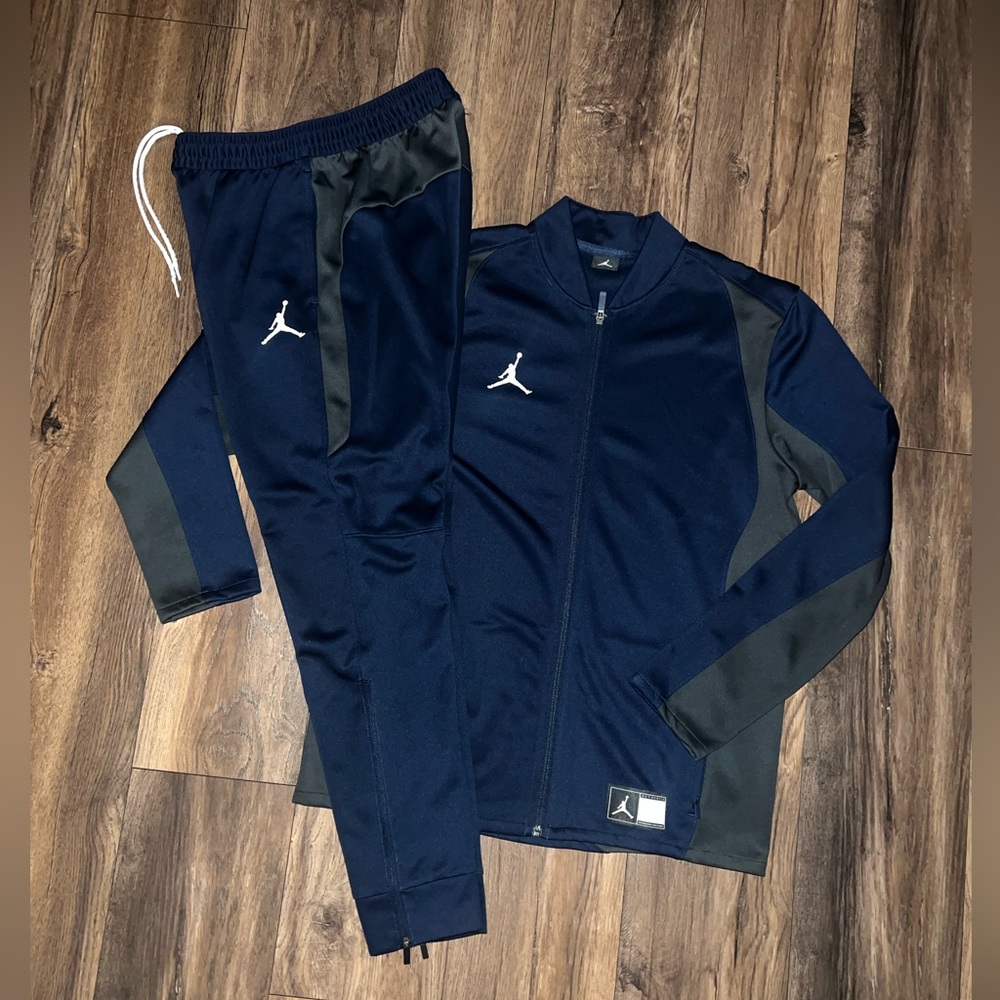 Like New Men’s Navy/Grey Jordan Full Zip Jacket & Jogger Pant Set.
